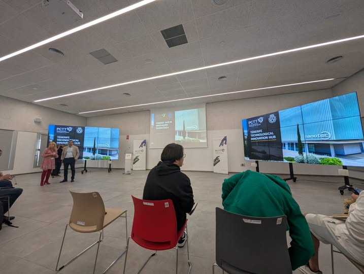 Puede ser una imagen de 7 personas, personas estudiando, televisor y texto