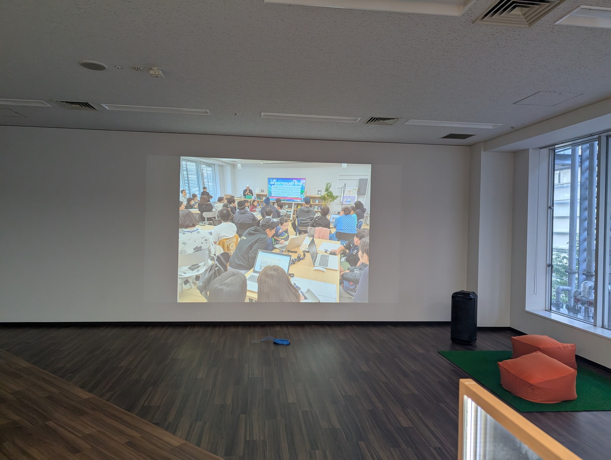 Puede ser una imagen de 2 personas y televisor